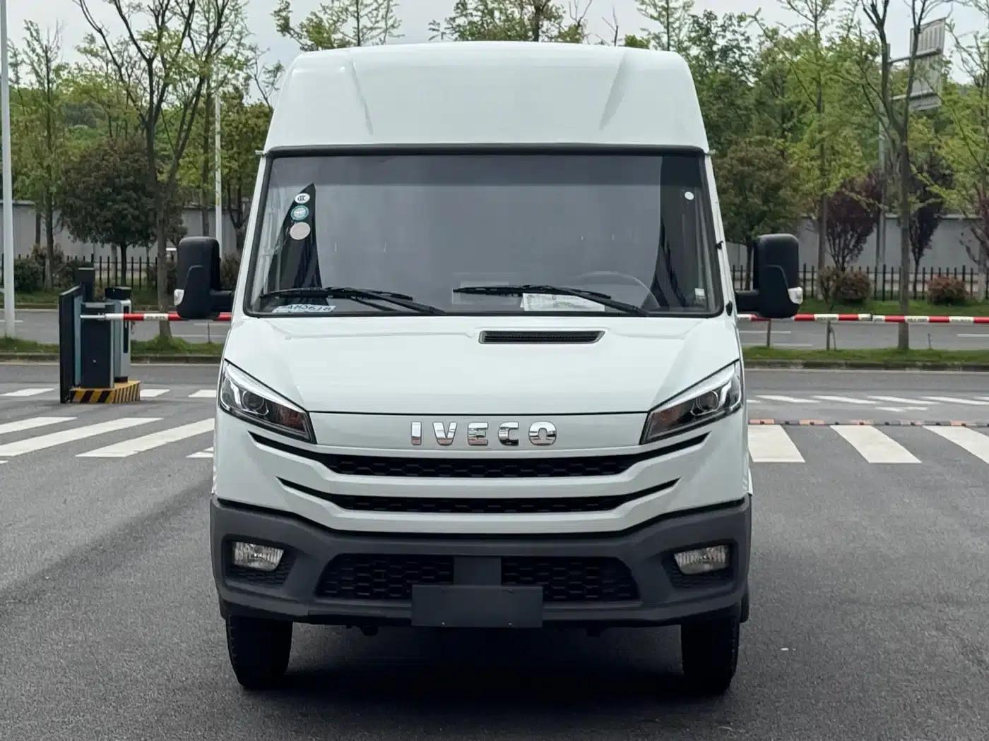 Iveco Proud 2025 V35 Van Truck 2.5T Manual Short Wheelbase Mid-Roof Dual Tires — миниатюра 2