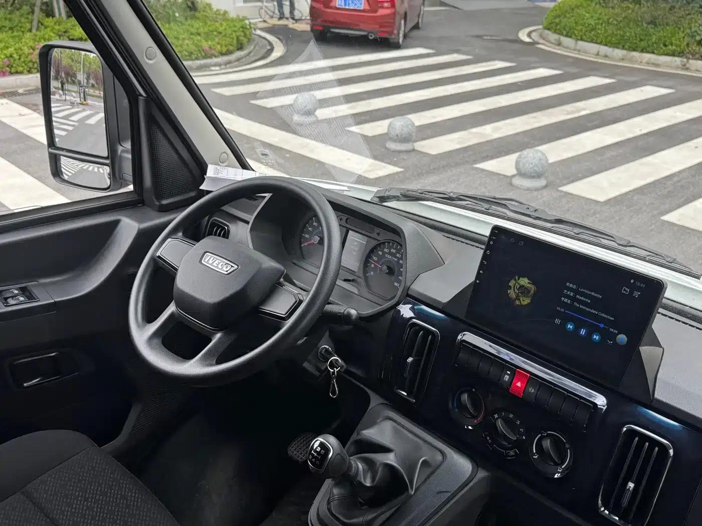 Iveco Proud 2025 V35 Van Truck 2.5T Manual Short Wheelbase Mid-Roof Dual Tires — миниатюра 12