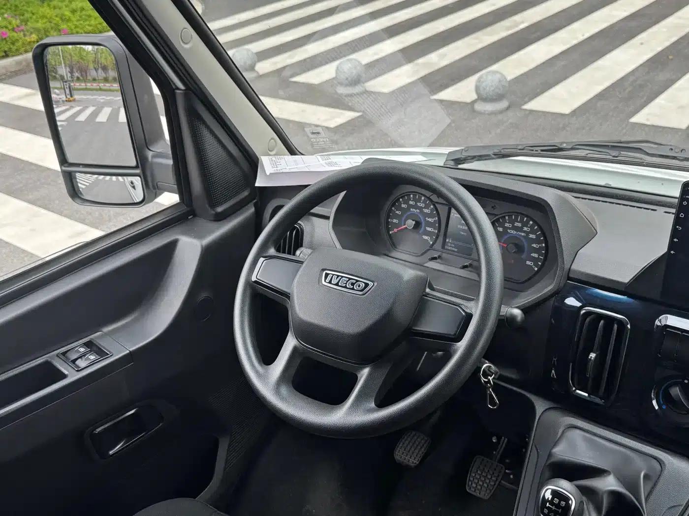 Iveco Proud 2025 V35 Van Truck 2.5T Manual Short Wheelbase Mid-Roof Dual Tires — миниатюра 13
