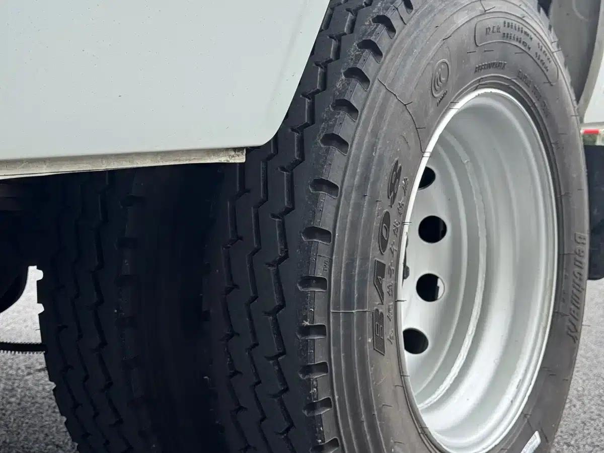 Iveco Proud 2025 V35 Van Truck 2.5T Manual Short Wheelbase Mid-Roof Dual Tires — миниатюра 16