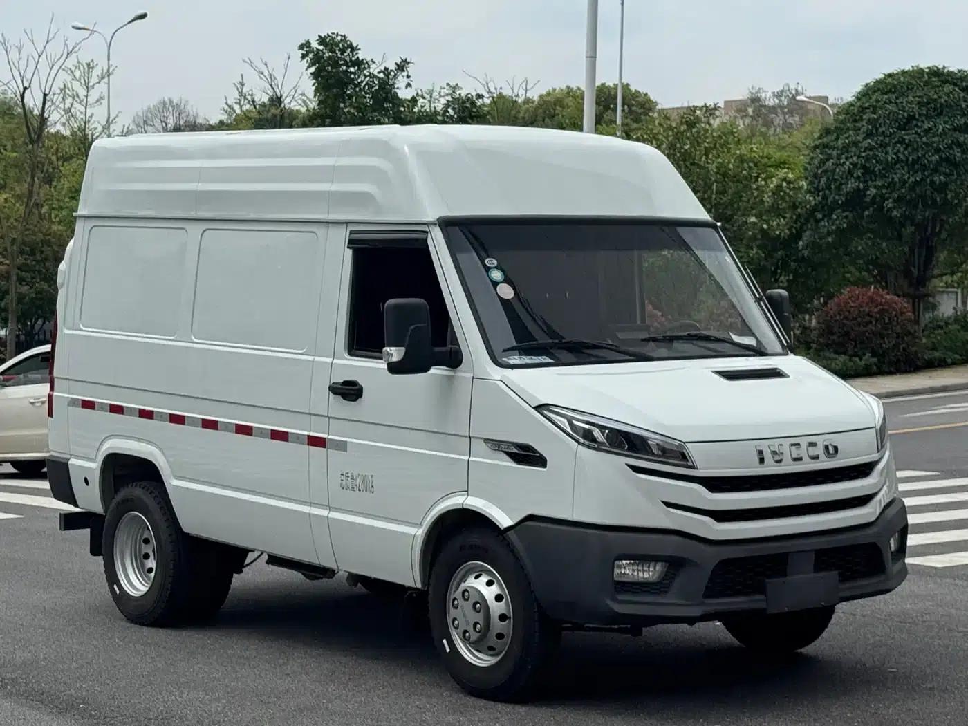 Iveco Proud 2025 V35 Van Truck 2.5T Manual Short Wheelbase Mid-Roof Dual Tires — миниатюра 3