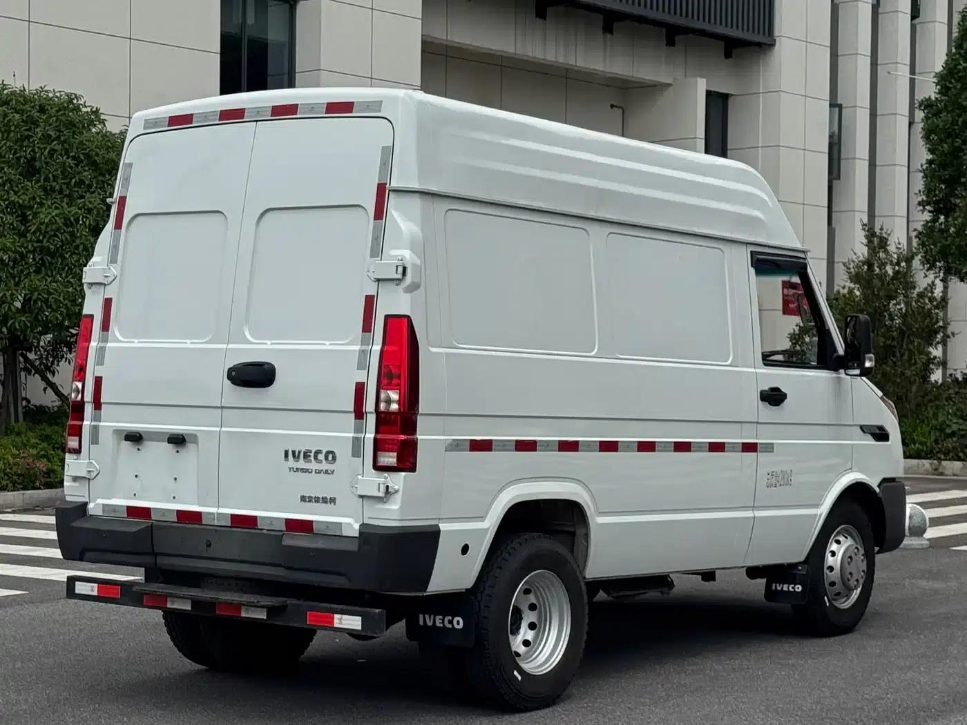 Iveco Proud 2025 V35 Van Truck 2.5T Manual Short Wheelbase Mid-Roof Dual Tires — миниатюра 4
