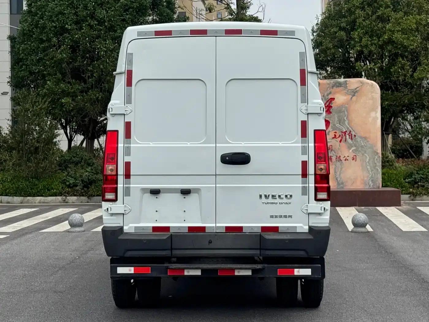 Iveco Proud 2025 V35 Van Truck 2.5T Manual Short Wheelbase Mid-Roof Dual Tires — миниатюра 5