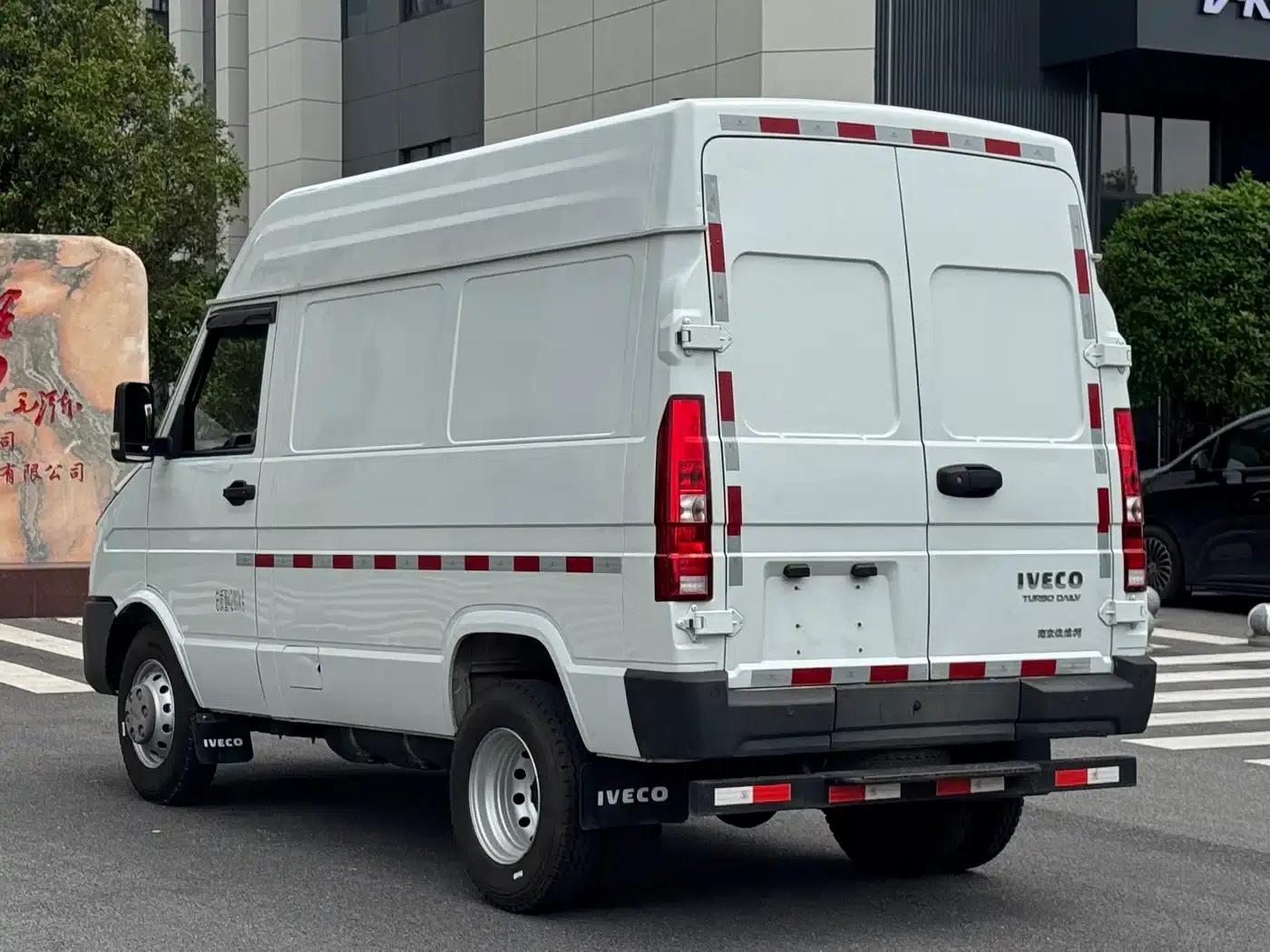 Iveco Proud 2025 V35 Van Truck 2.5T Manual Short Wheelbase Mid-Roof Dual Tires — миниатюра 6