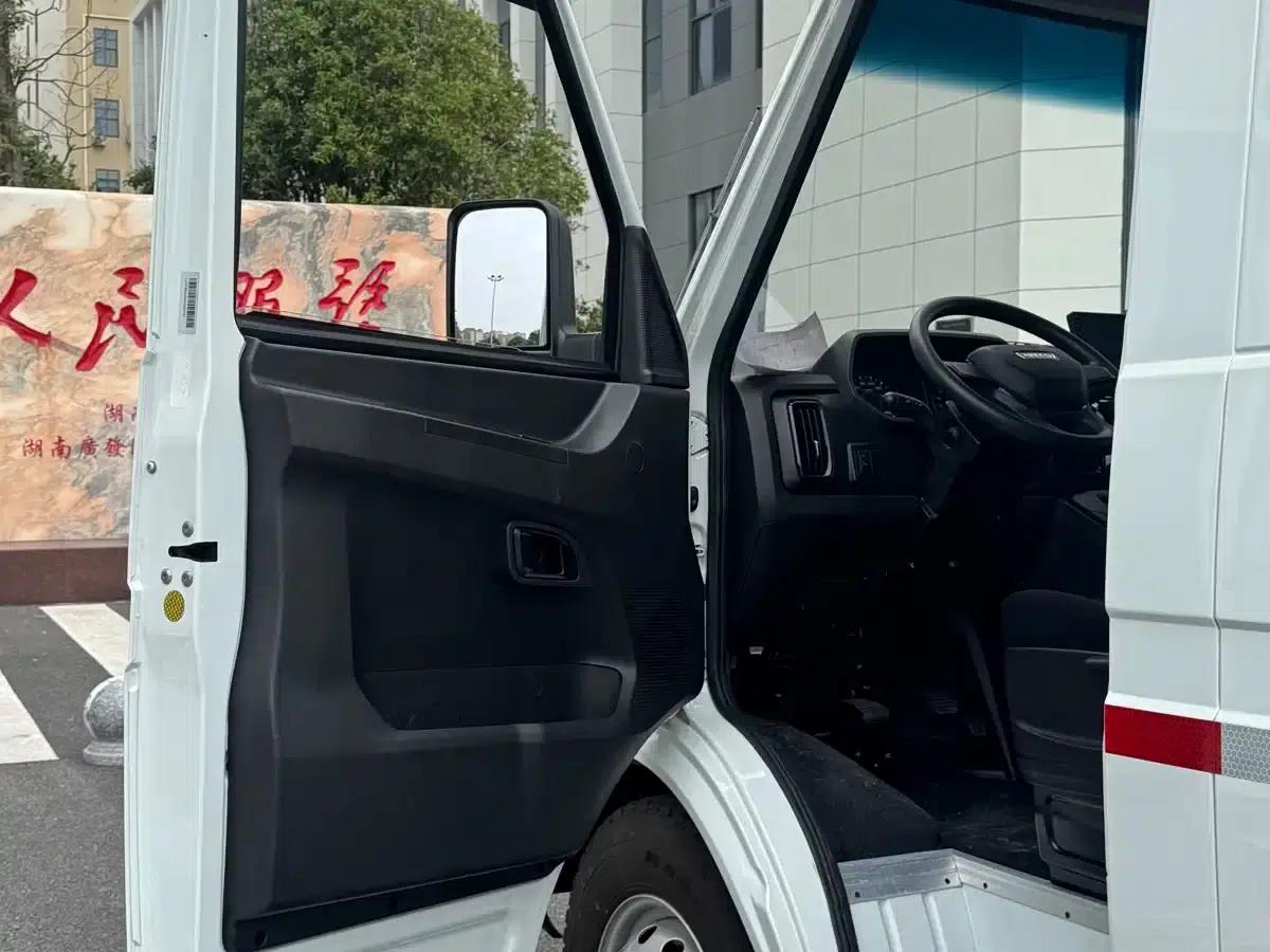 Iveco Proud 2025 V35 Van Truck 2.5T Manual Short Wheelbase Mid-Roof Dual Tires — миниатюра 10