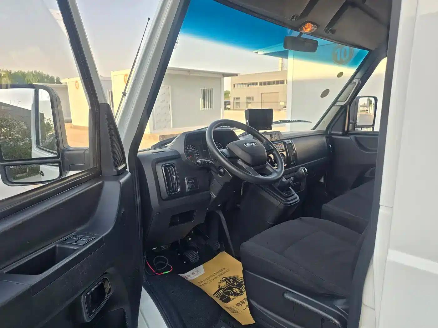 Iveco Proud 2023 2.5T V40 Van, Long Wheelbase, Mid-Roof, Dual Tires, Manual Door, 2-3 Seats — миниатюра 4