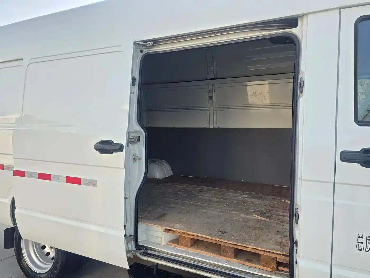Iveco Proud 2023 2.5T V40 Van, Long Wheelbase, Mid-Roof, Dual Tires, Manual Door, 2-3 Seats — миниатюра 7
