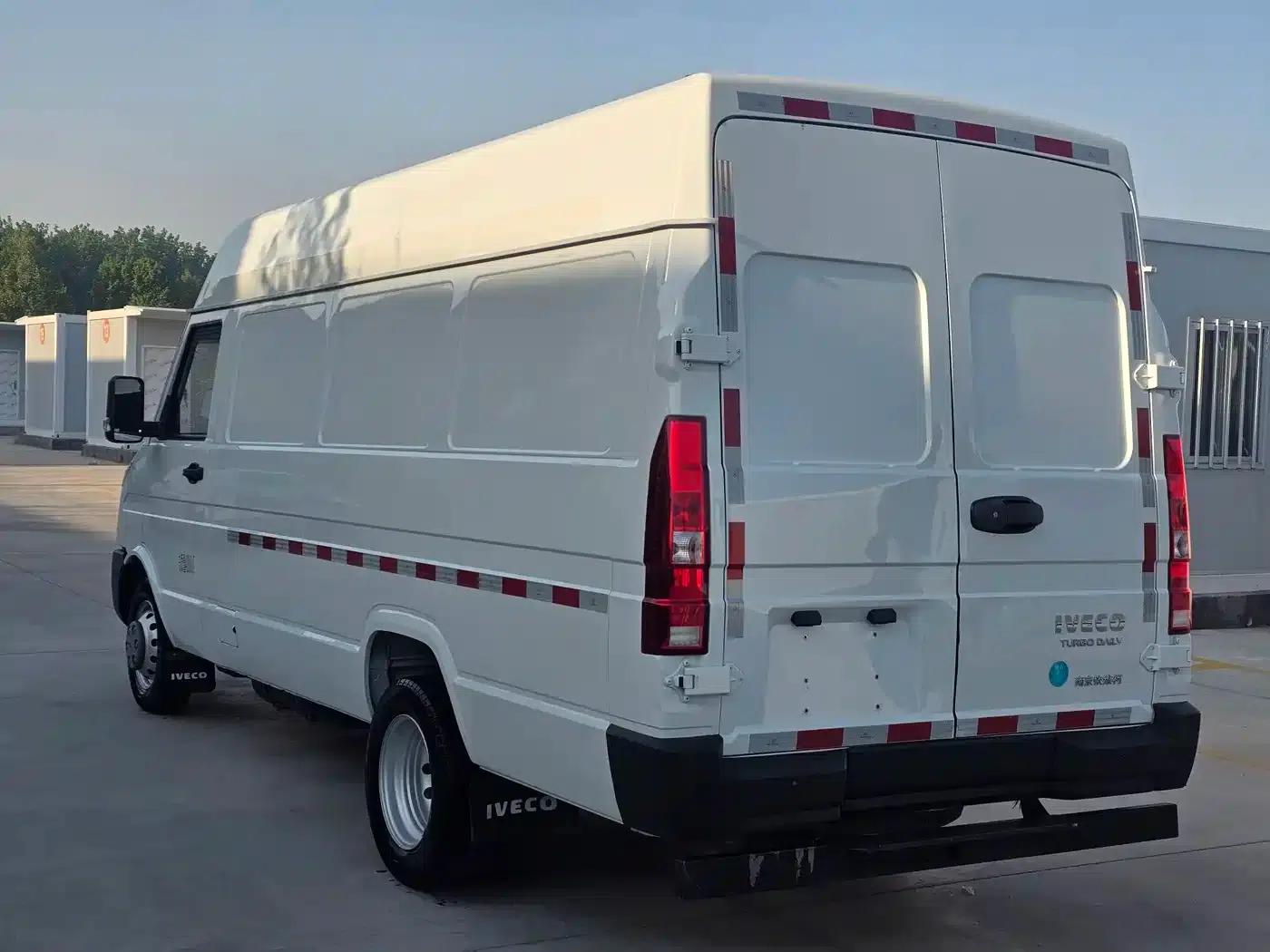 Iveco Proud 2023 2.5T V40 Van, Long Wheelbase, Mid-Roof, Dual Tires, Manual Door, 2-3 Seats — миниатюра 8