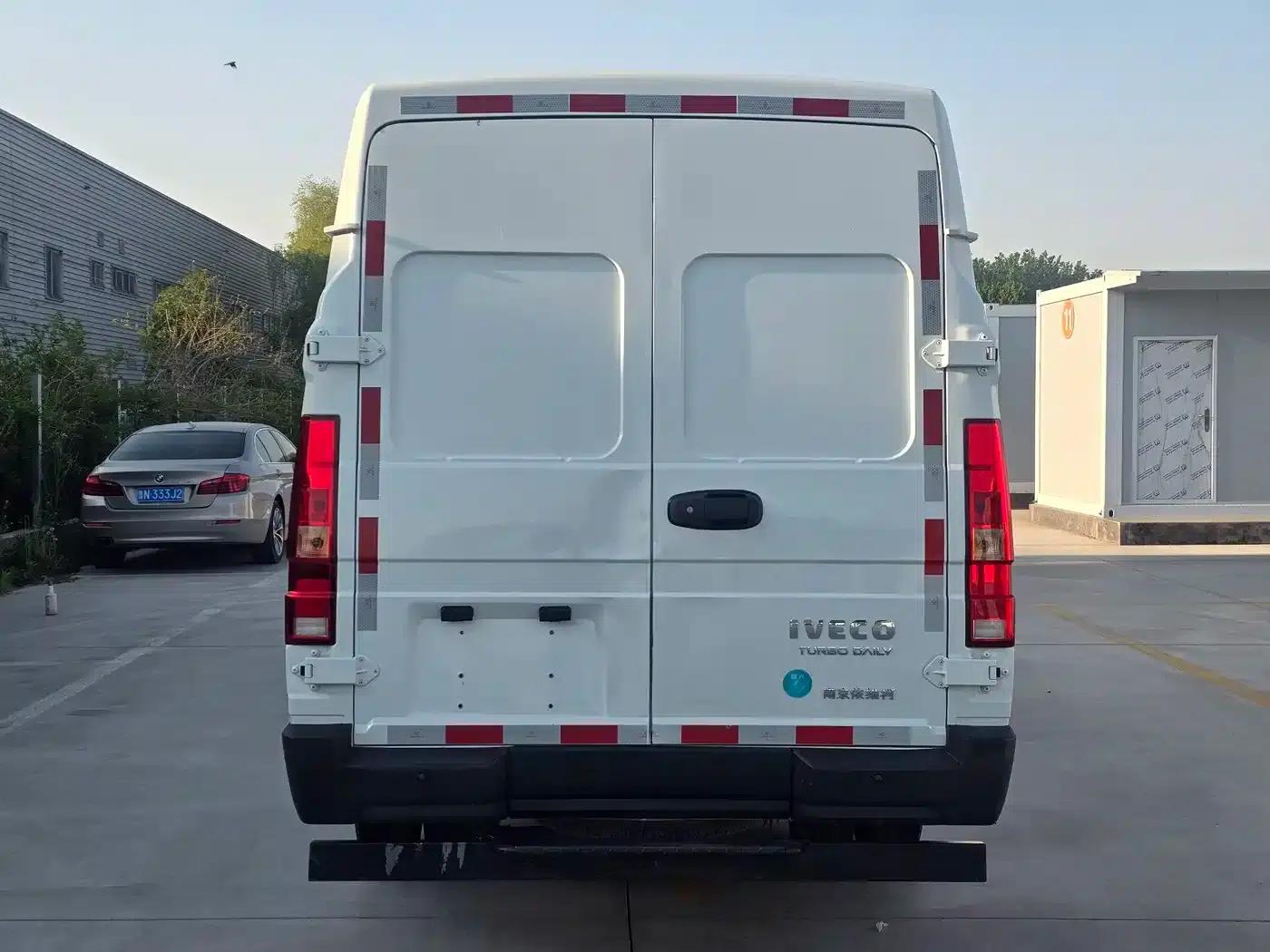 Iveco Proud 2023 2.5T V40 Van, Long Wheelbase, Mid-Roof, Dual Tires, Manual Door, 2-3 Seats — миниатюра 9