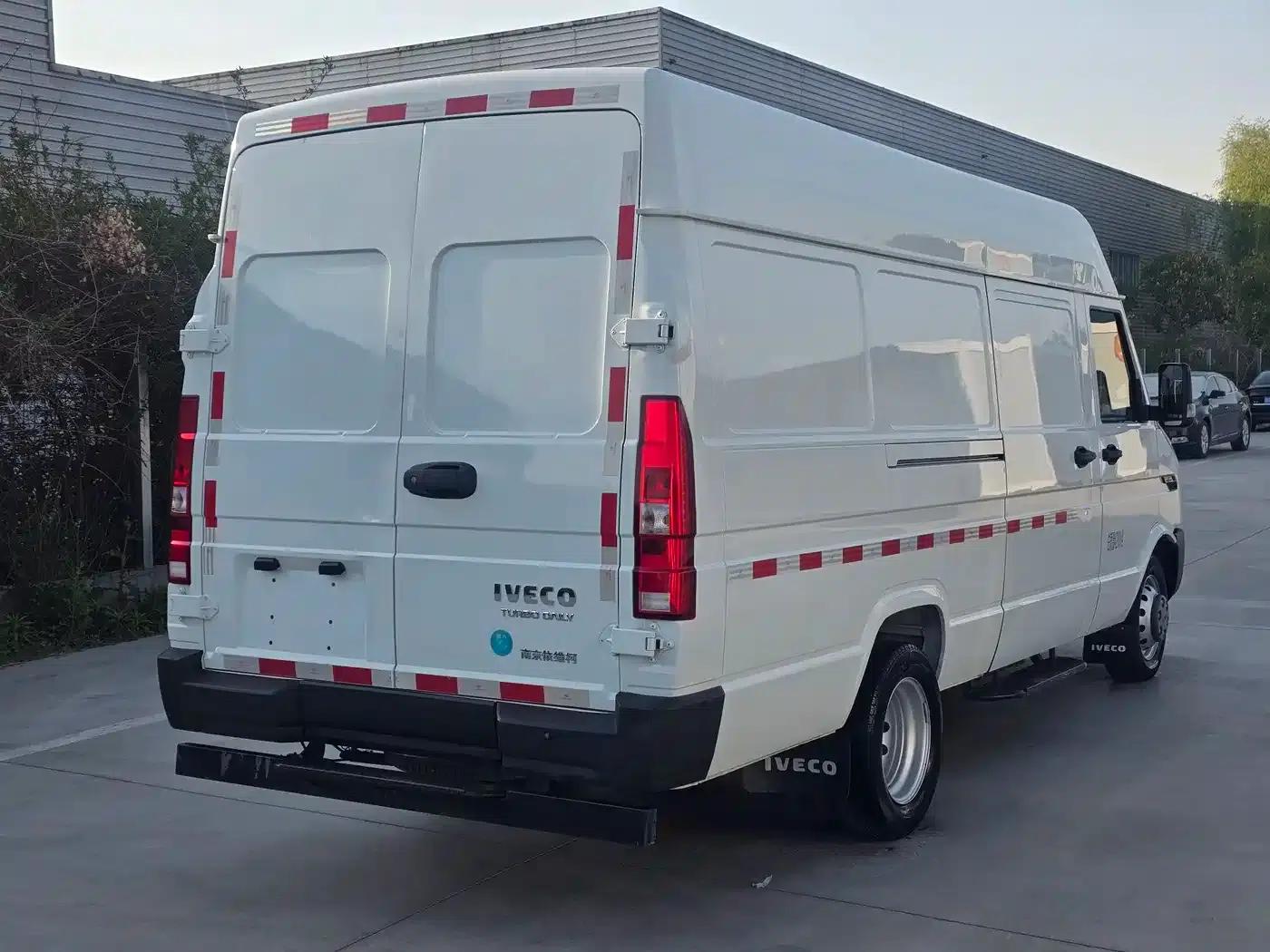 Iveco Proud 2023 2.5T V40 Van, Long Wheelbase, Mid-Roof, Dual Tires, Manual Door, 2-3 Seats — миниатюра 10
