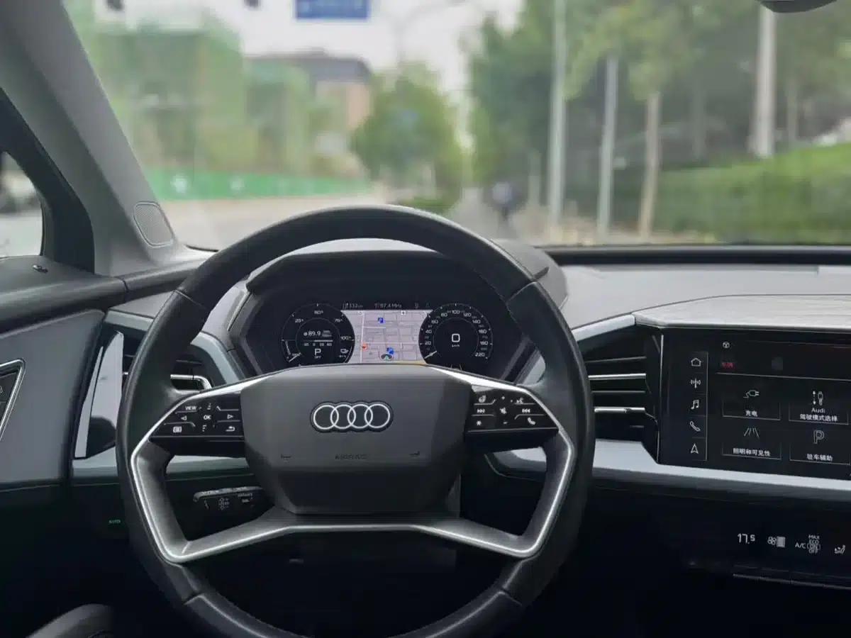 Audi Q5 e-tron 2023 Model 40 e-tron Star Edition - Fashion Set — миниатюра 11