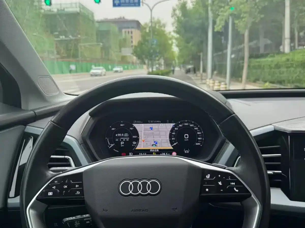 Audi Q5 e-tron 2023 Model 40 e-tron Star Edition - Fashion Set — миниатюра 12