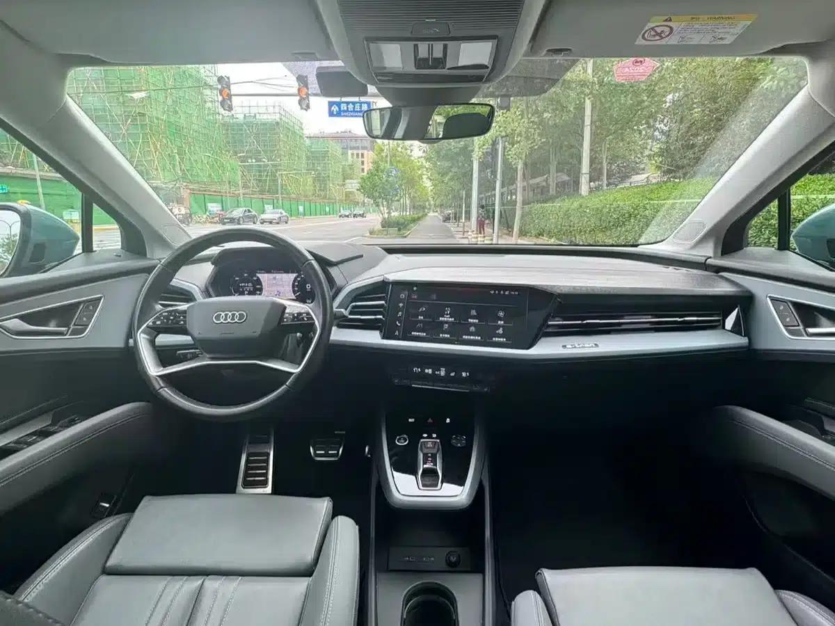 Audi Q5 e-tron 2023 Model 40 e-tron Star Edition - Fashion Set — миниатюра 13