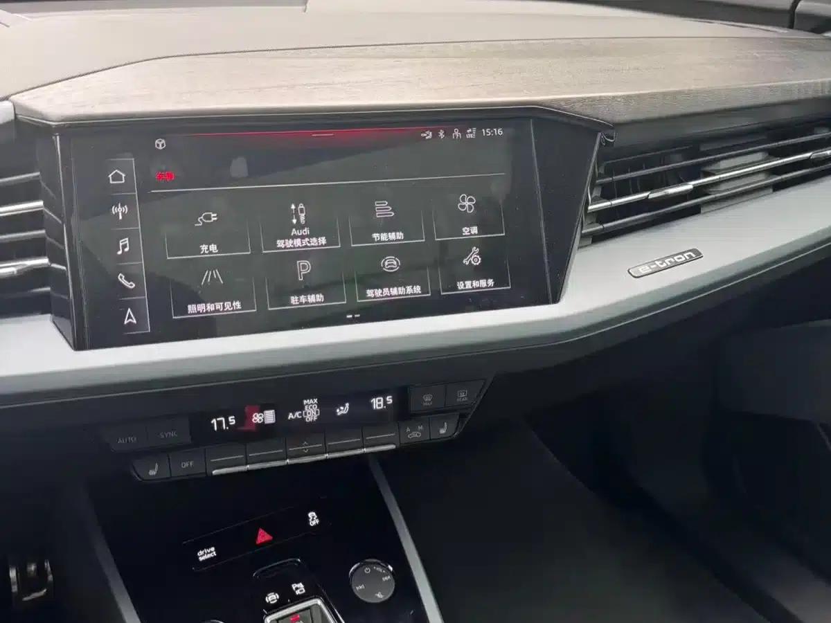 Audi Q5 e-tron 2023 Model 40 e-tron Star Edition - Fashion Set — миниатюра 17