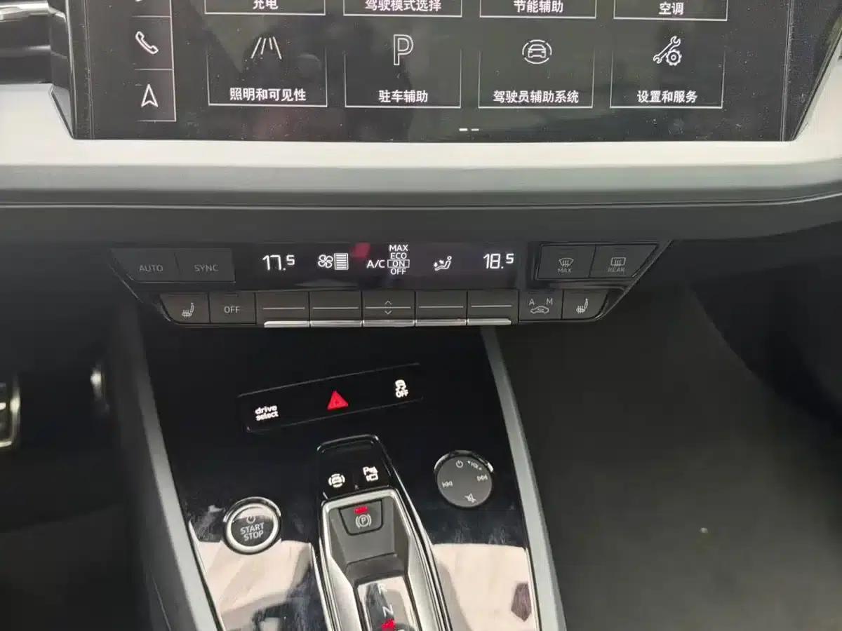 Audi Q5 e-tron 2023 Model 40 e-tron Star Edition - Fashion Set — миниатюра 20