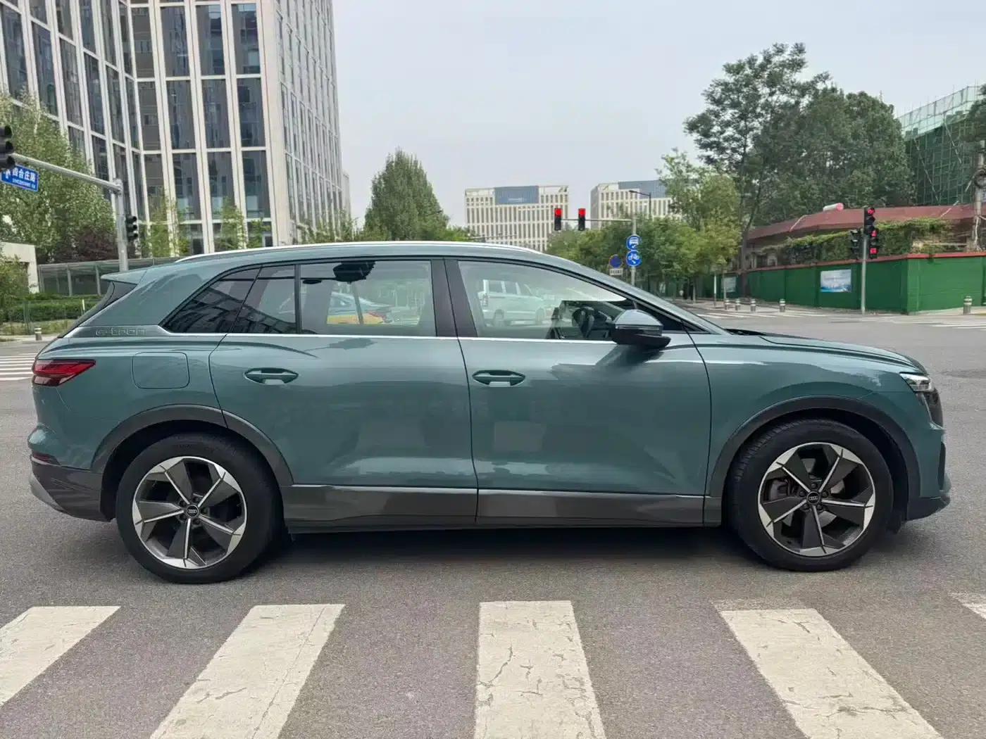 Audi Q5 e-tron 2023 Model 40 e-tron Star Edition - Fashion Set — миниатюра 3