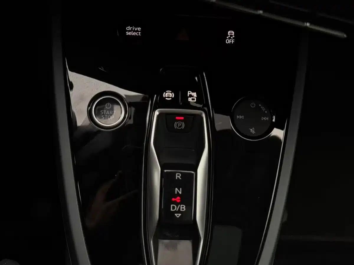 Audi Q5 e-tron 2023 Model 40 e-tron Star Edition - Fashion Set — миниатюра 21