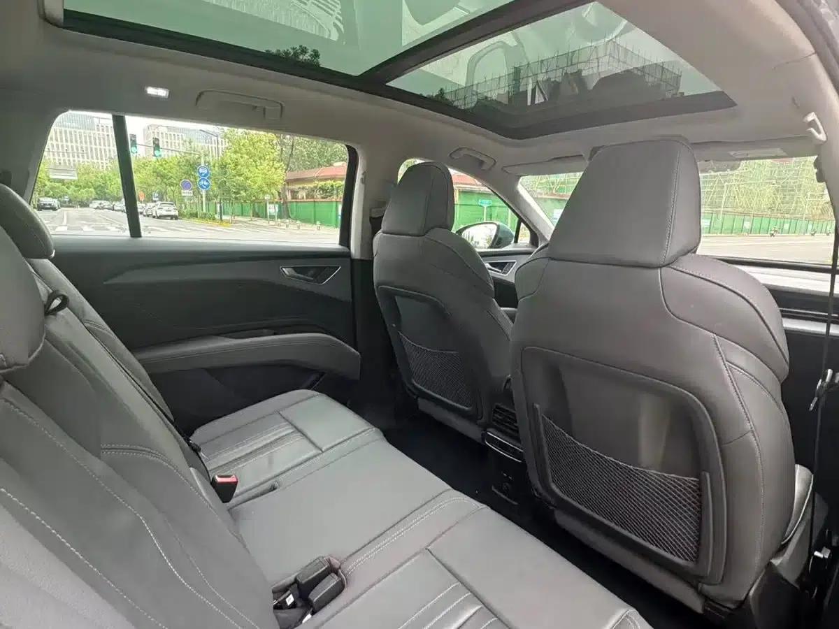 Audi Q5 e-tron 2023 Model 40 e-tron Star Edition - Fashion Set — миниатюра 22