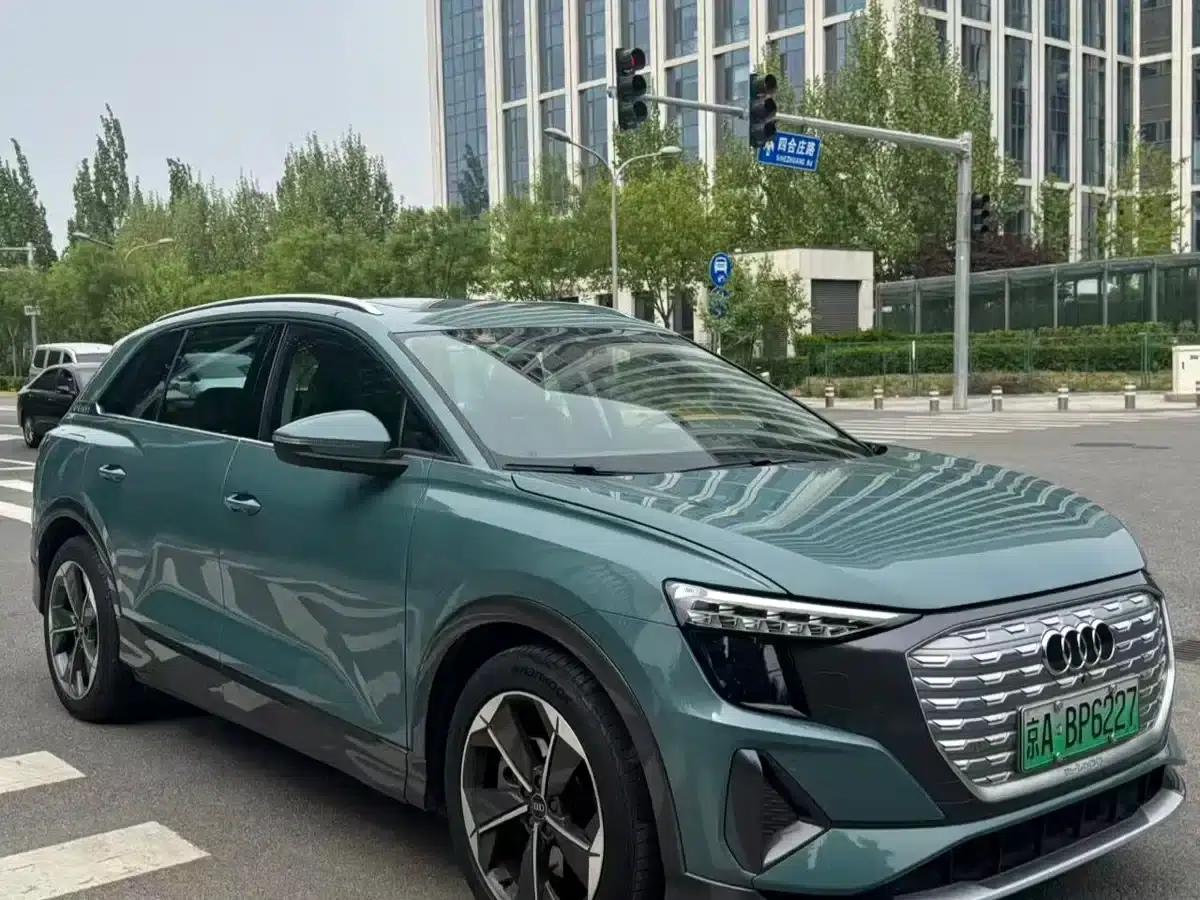 Audi Q5 e-tron 2023 Model 40 e-tron Star Edition - Fashion Set — миниатюра 4