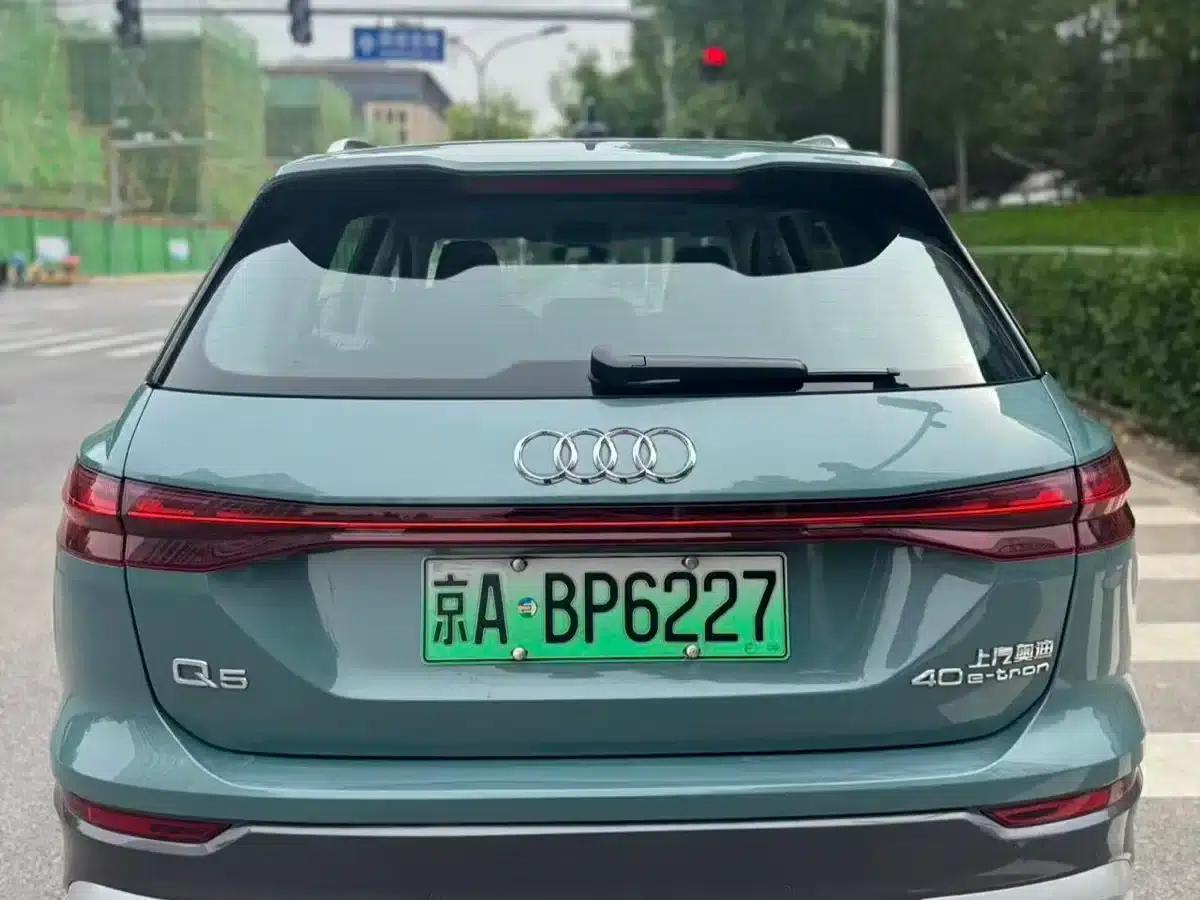 Audi Q5 e-tron 2023 Model 40 e-tron Star Edition - Fashion Set — миниатюра 6