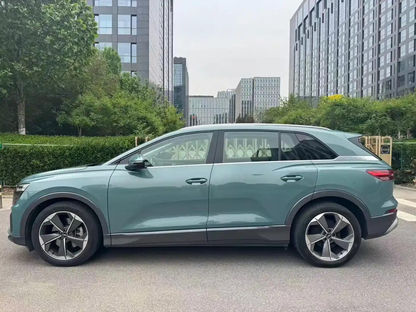 Audi Q5 e-tron 2023 Model 40 e-tron Star Edition - Fashion Set — миниатюра 7