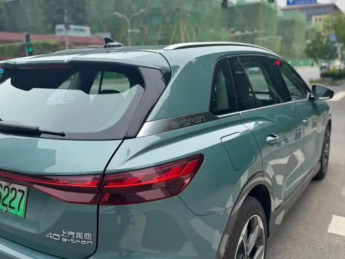 Audi Q5 e-tron 2023 Model 40 e-tron Star Edition - Fashion Set — миниатюра 9