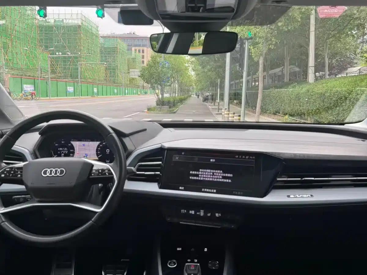 Audi Q5 e-tron 2023 Model 40 e-tron Star Edition - Fashion Set — миниатюра 10