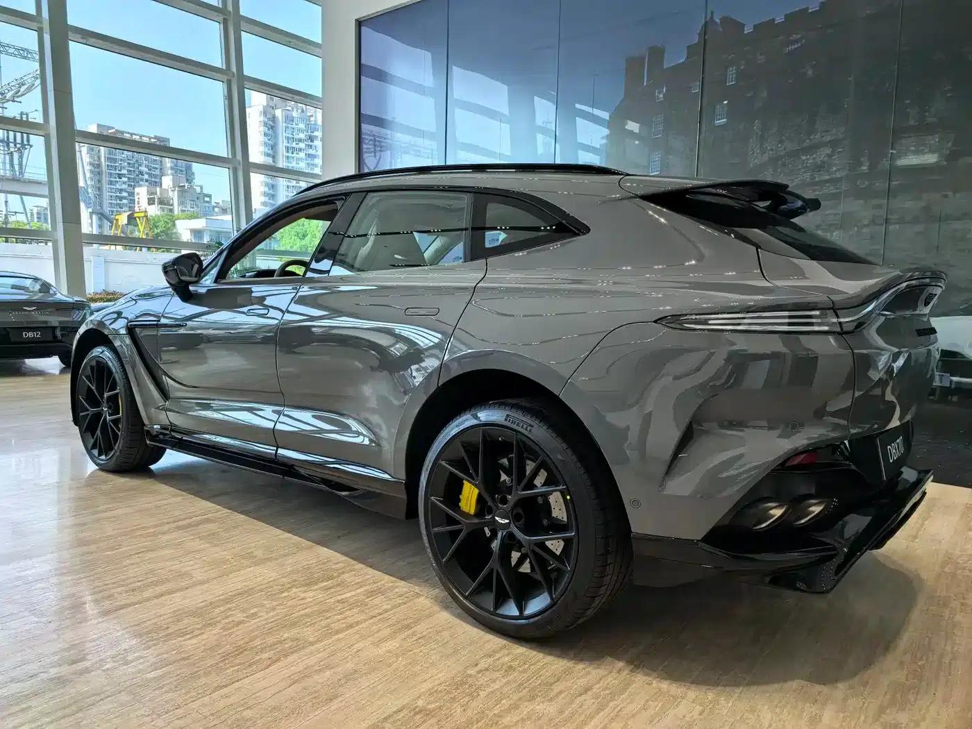 Aston Martin DBX 2024 4.0T V8 707 — миниатюра 3