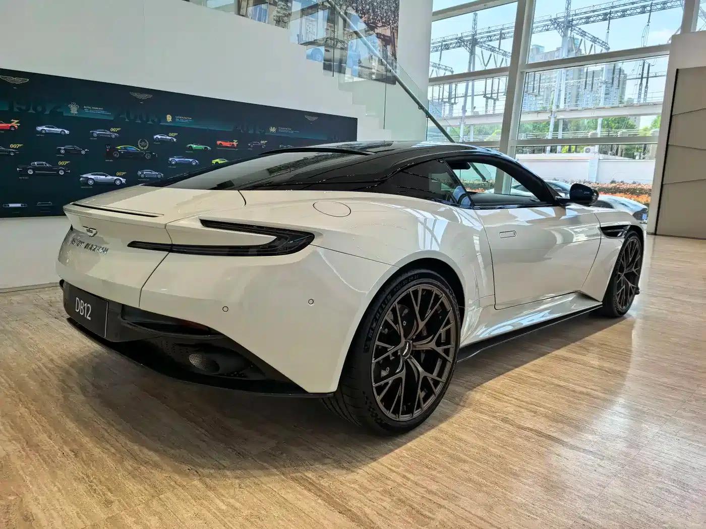 Aston Martin DB12 2025 4.0T V8 Coupe — миниатюра 3