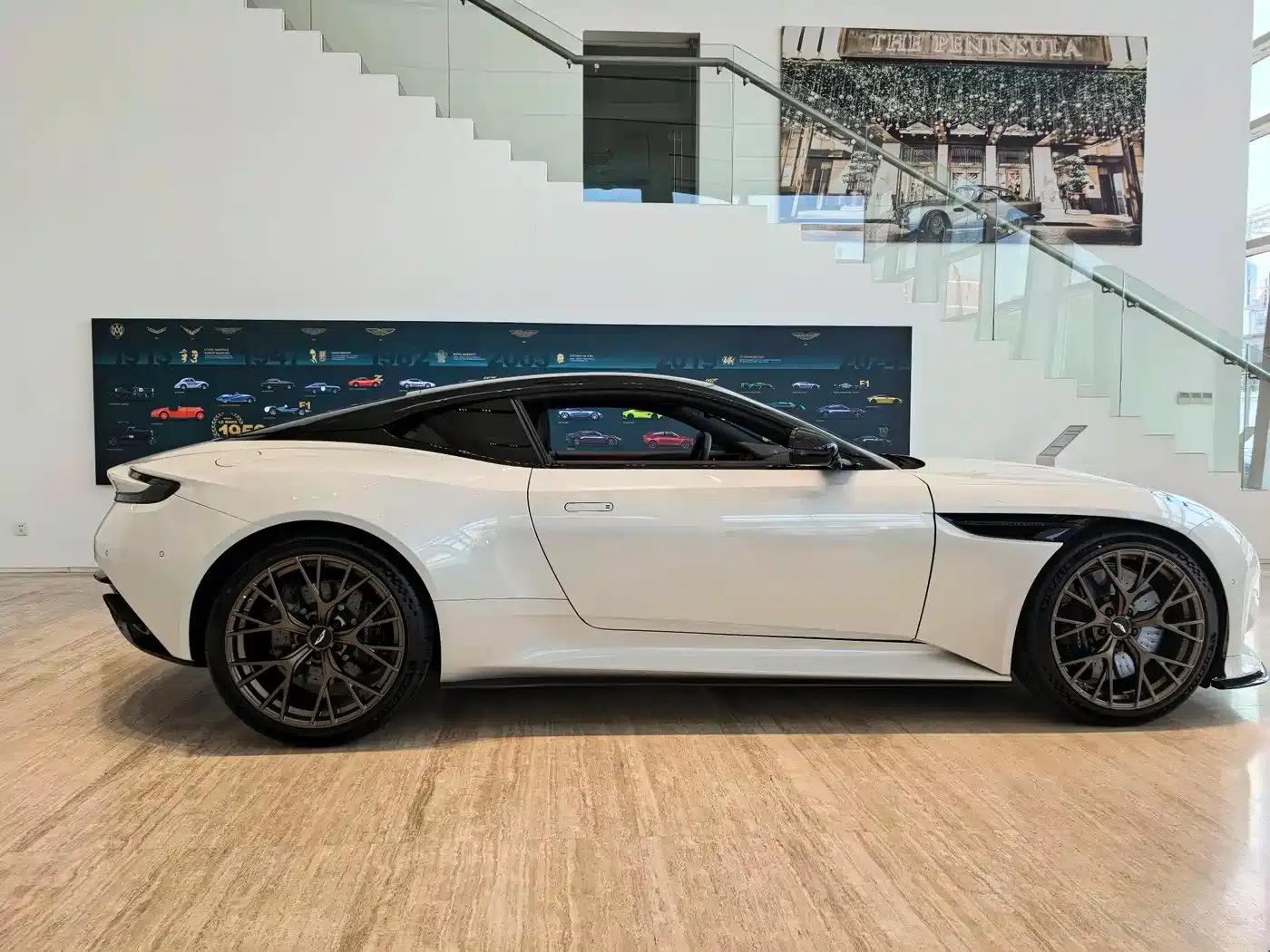 Aston Martin DB12 2025 4.0T V8 Coupe — миниатюра 4