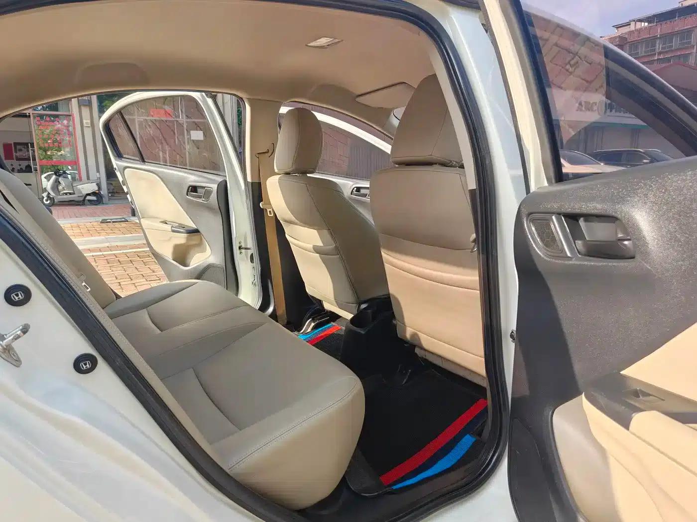 2016 Honda Greiz 1.5L CVT Classic Edition — миниатюра 13