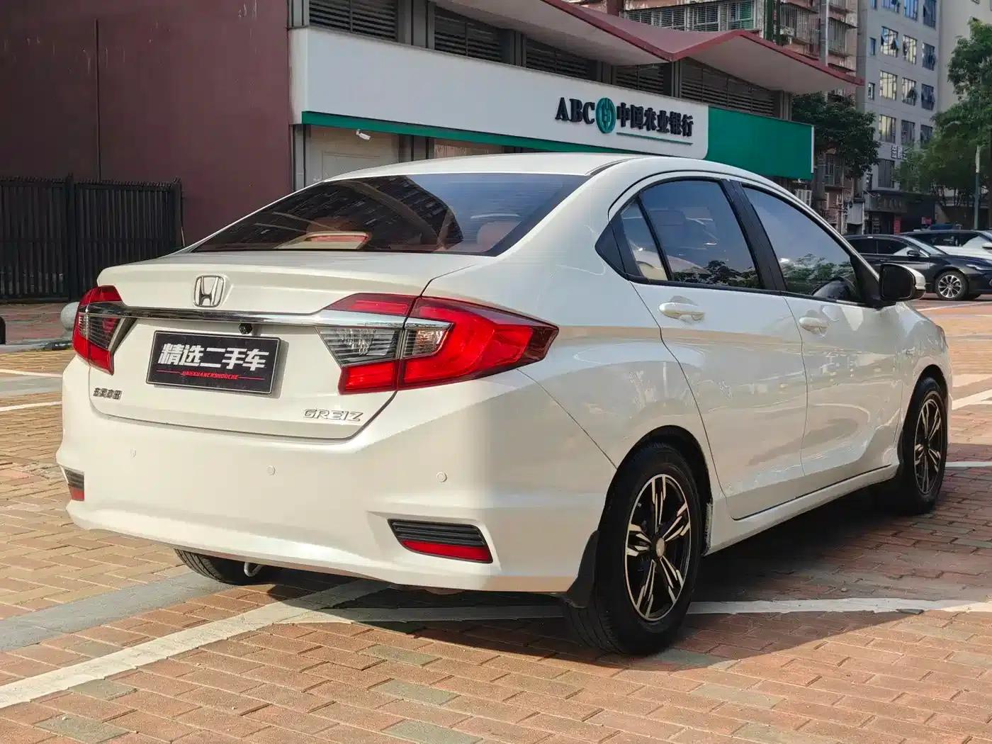 2016 Honda Greiz 1.5L CVT Classic Edition — миниатюра 16