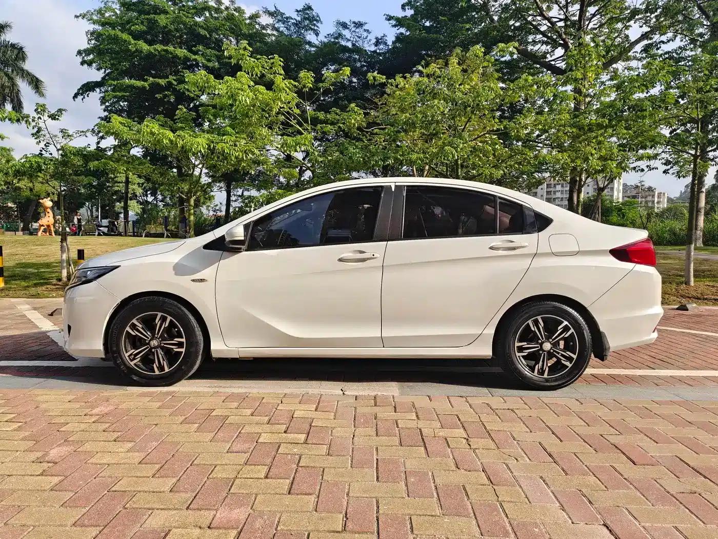 2016 Honda Greiz 1.5L CVT Classic Edition — миниатюра 4