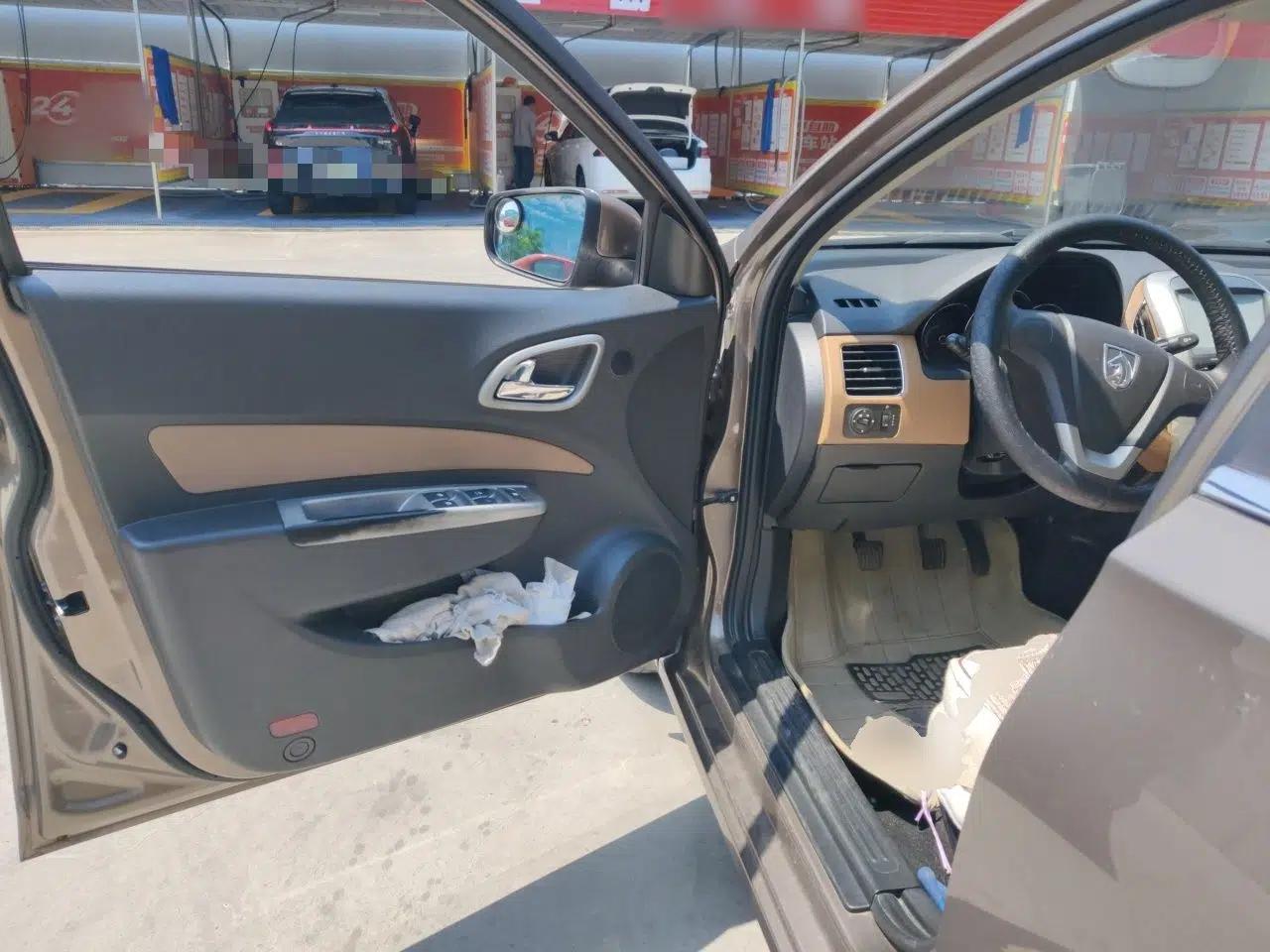 Baojun 630 2013 1.5L manual Entry-level trim — миниатюра 17