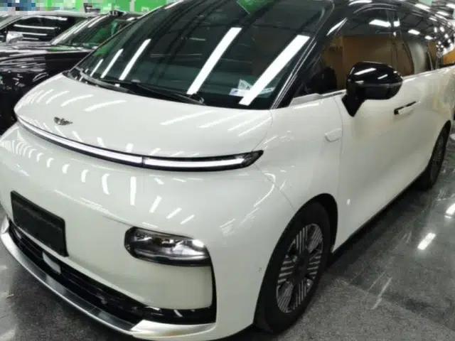Geely Galaxy LEVC L380 2024 140-Degree 6-Seater All-Wheel-Drive Ultra