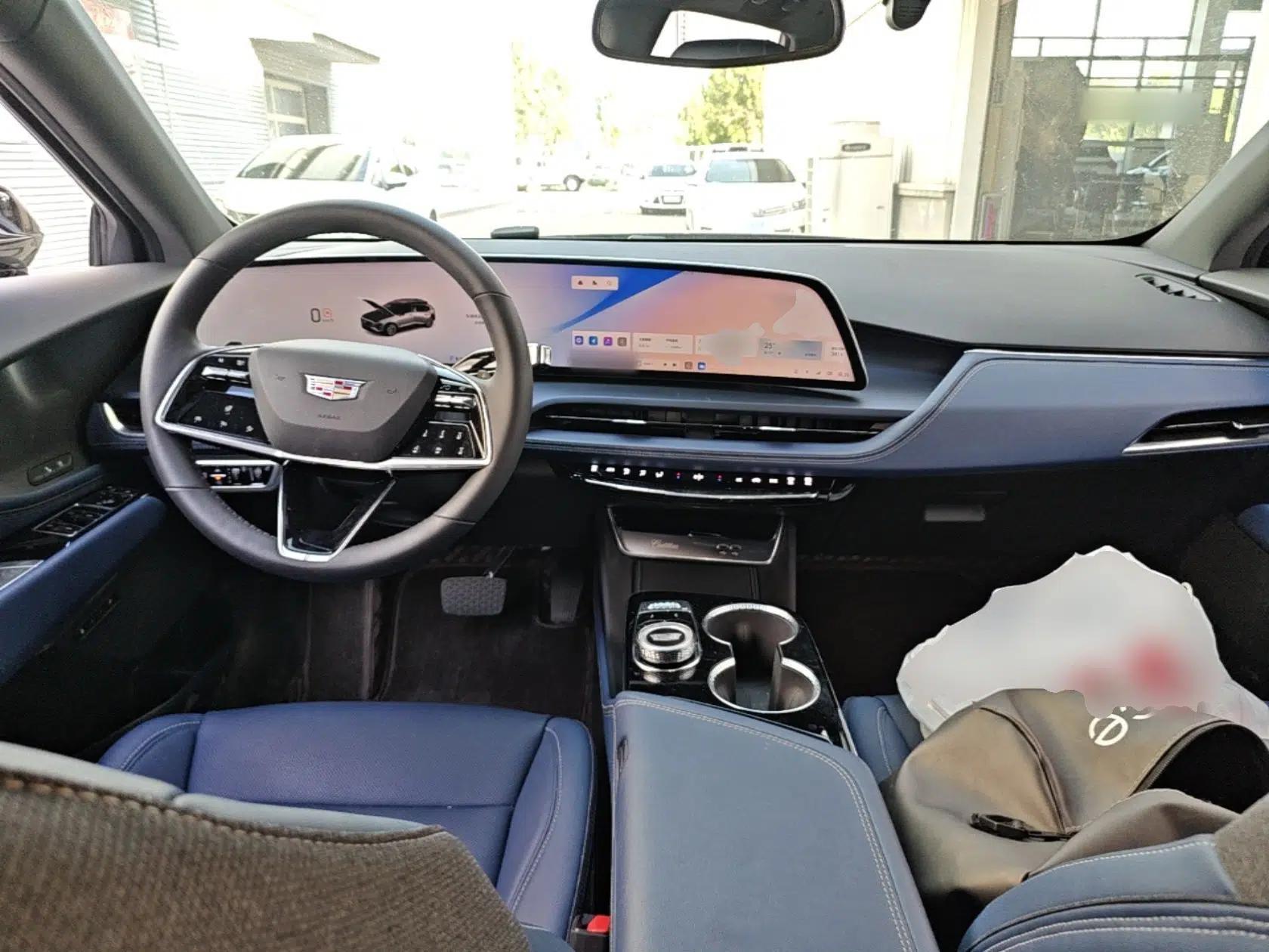 Cadillac GT4 2023 25T Luxury Model — миниатюра 13