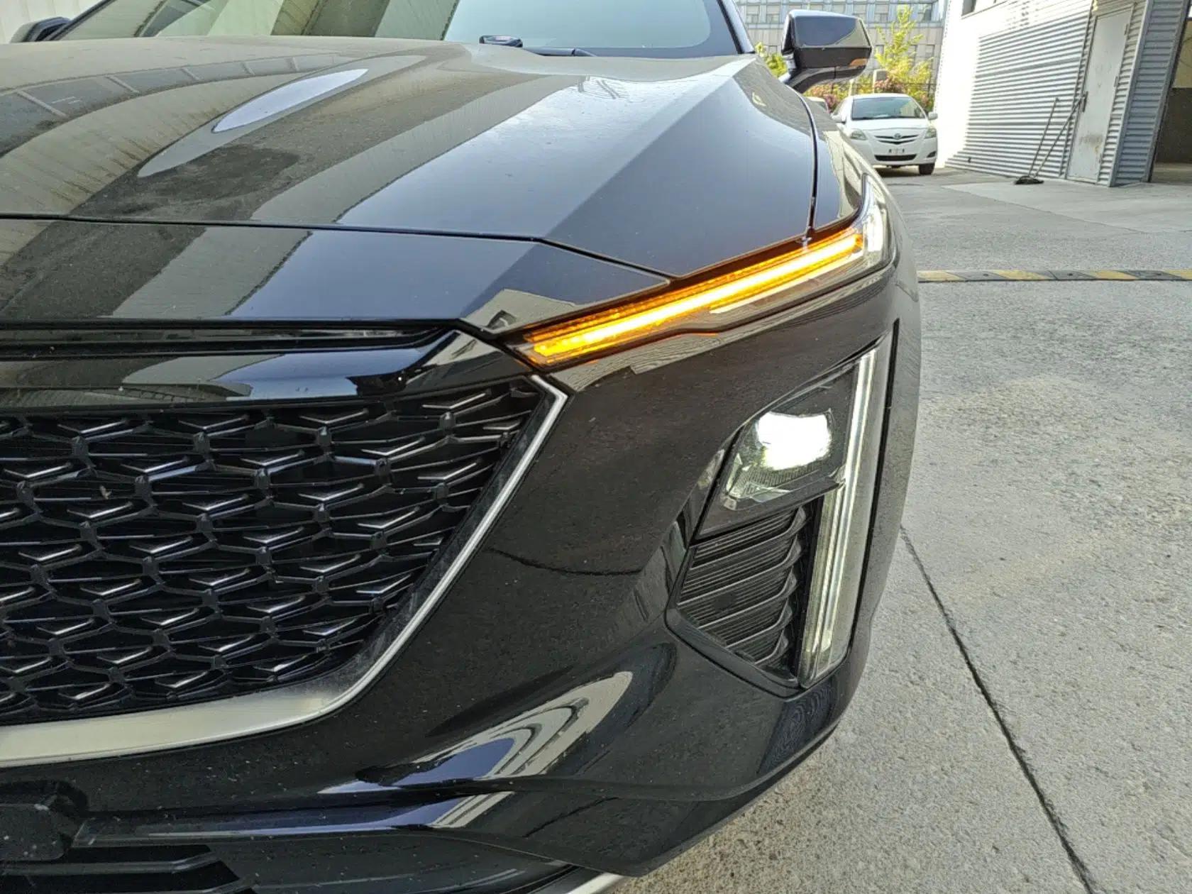 Cadillac GT4 2023 25T Luxury Model — миниатюра 9
