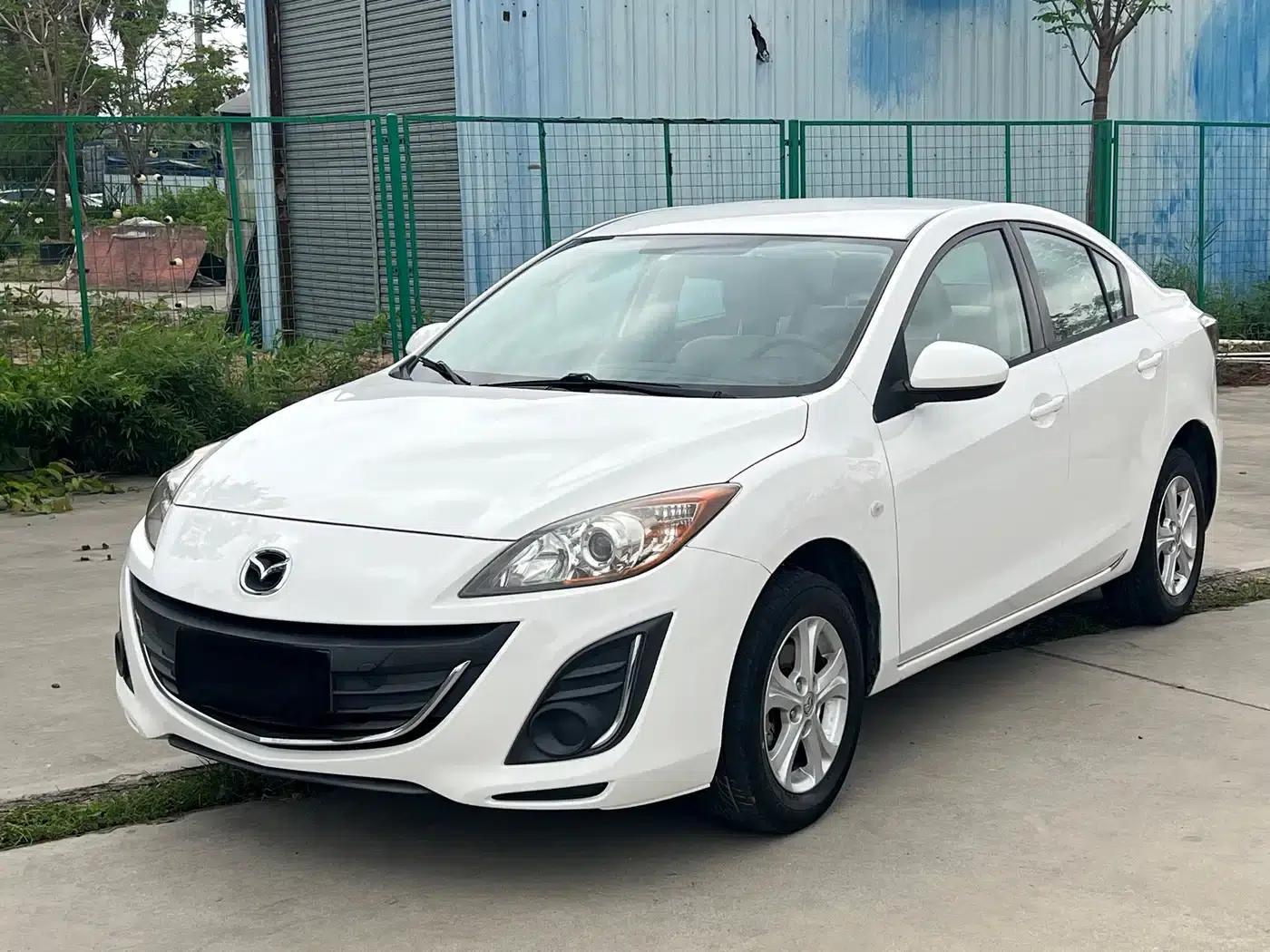 Mazda 3 Axela 2015 Sedan 1.6L Automatic Comfort Model — миниатюра 1