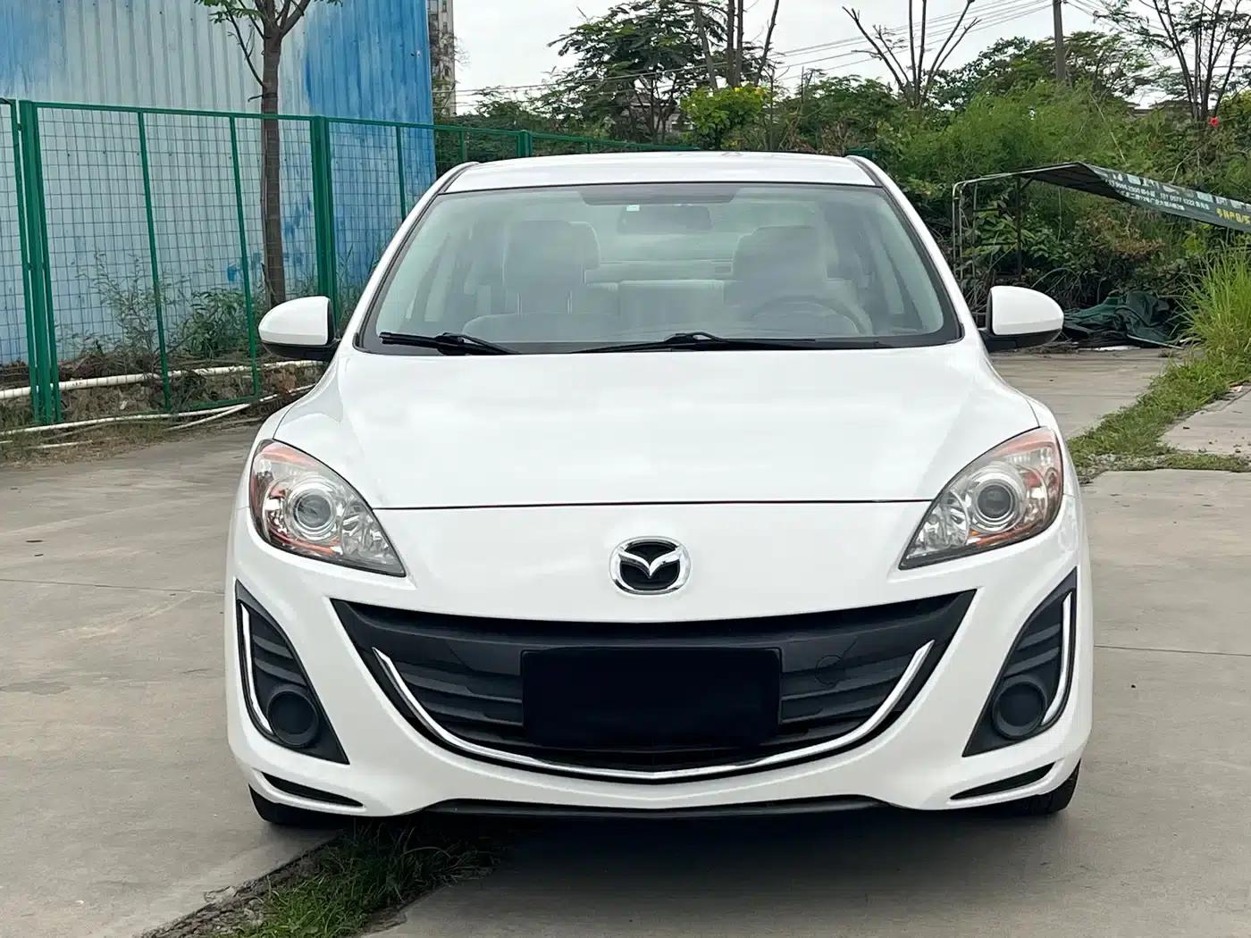 Mazda 3 Axela 2015 Sedan 1.6L Automatic Comfort Model — миниатюра 2