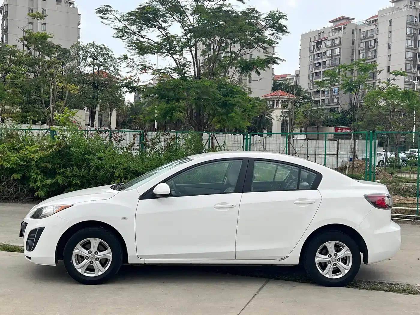 Mazda 3 Axela 2015 Sedan 1.6L Automatic Comfort Model — миниатюра 3