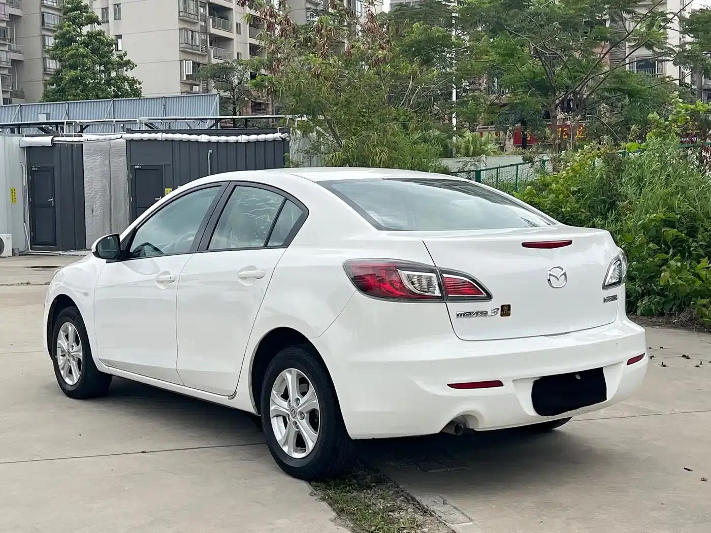 Mazda 3 Axela 2015 Sedan 1.6L Automatic Comfort Model — миниатюра 4