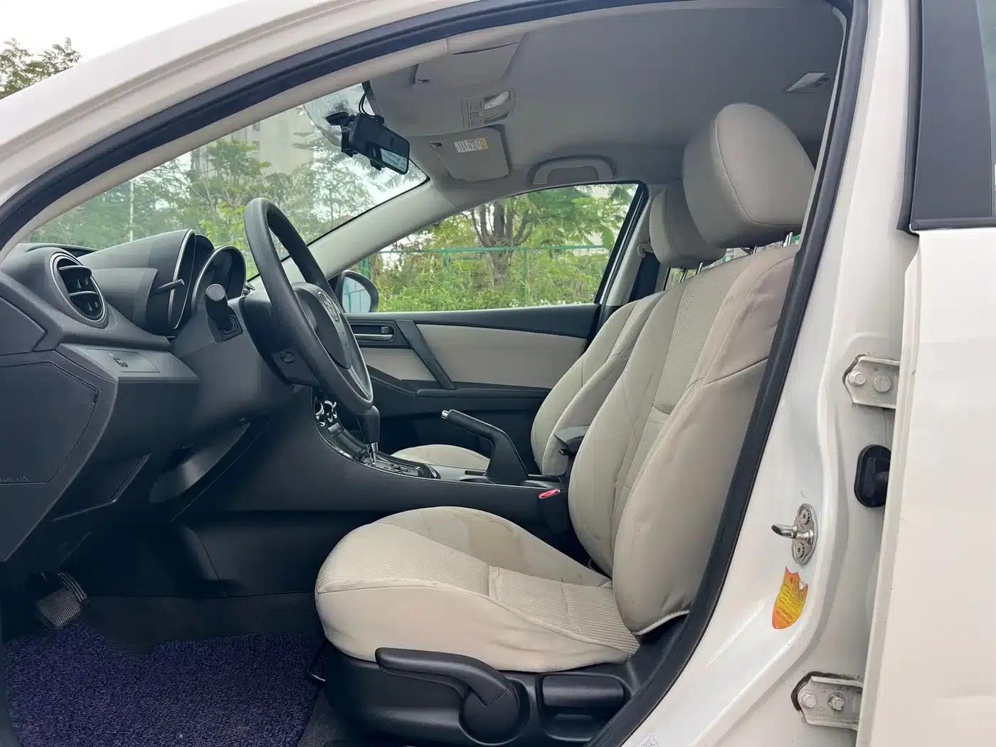 Mazda 3 Axela 2015 Sedan 1.6L Automatic Comfort Model — миниатюра 5
