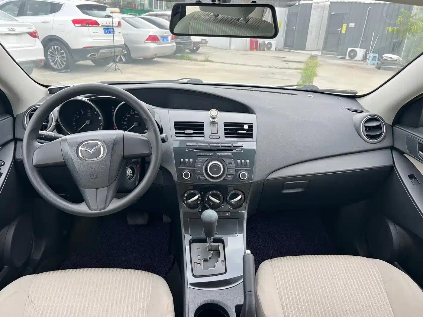 Mazda 3 Axela 2015 Sedan 1.6L Automatic Comfort Model — миниатюра 7