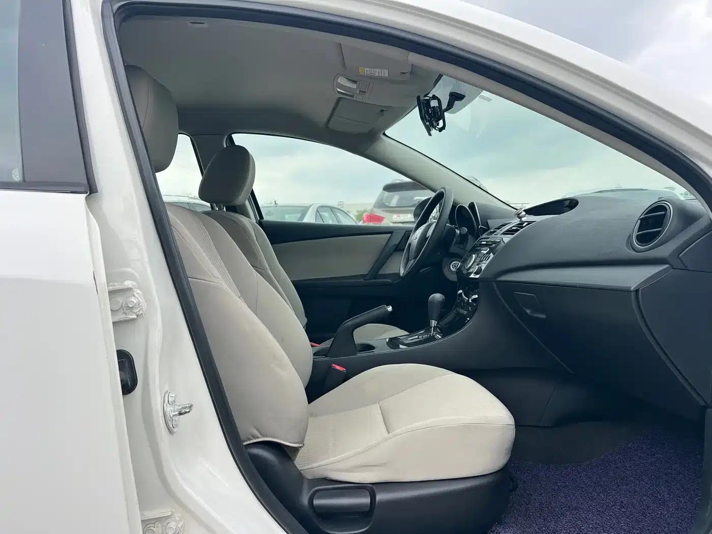 Mazda 3 Axela 2015 Sedan 1.6L Automatic Comfort Model — миниатюра 8