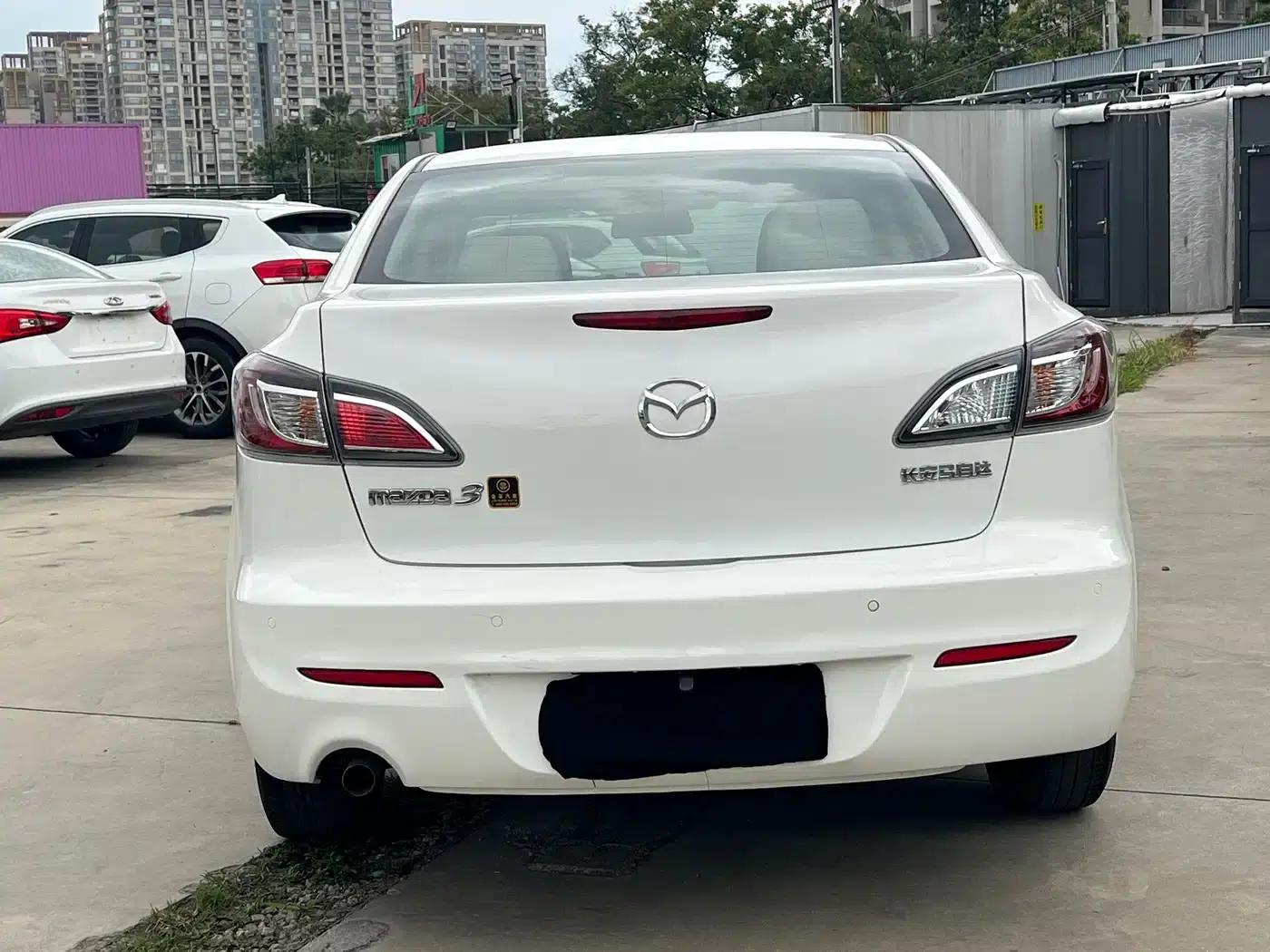 Mazda 3 Axela 2015 Sedan 1.6L Automatic Comfort Model — миниатюра 9