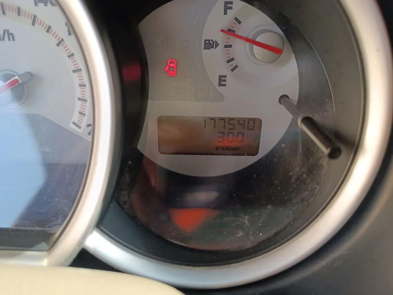 Nissan Tiida Sedan 2009 1.6L Automatic Tech Edition — миниатюра 13
