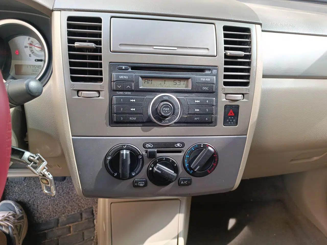 Nissan Tiida Sedan 2009 1.6L Automatic Tech Edition — миниатюра 14