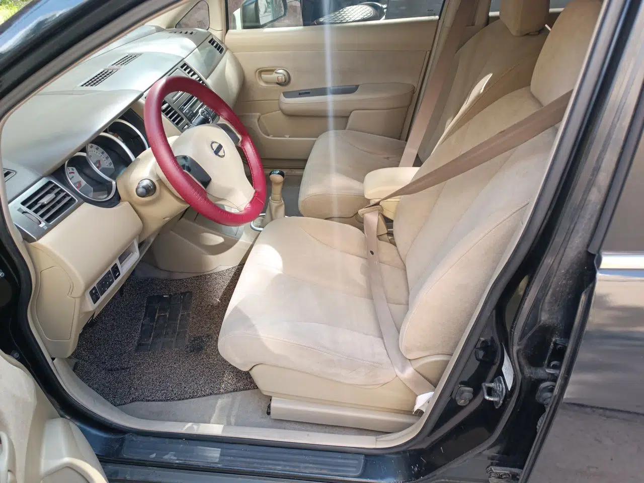 Nissan Tiida Sedan 2009 1.6L Automatic Tech Edition — миниатюра 16