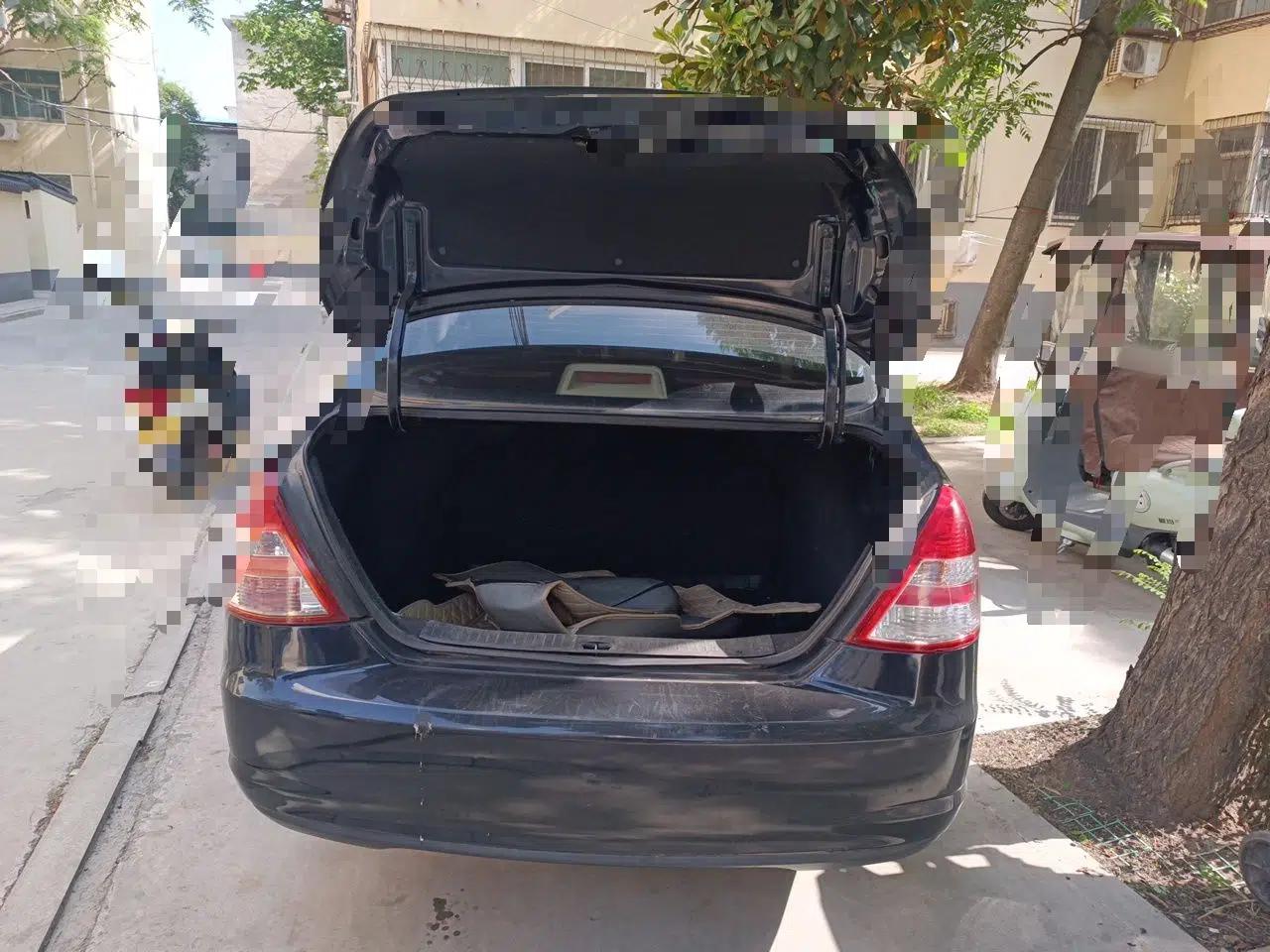 Nissan Tiida Sedan 2009 1.6L Automatic Tech Edition — миниатюра 20
