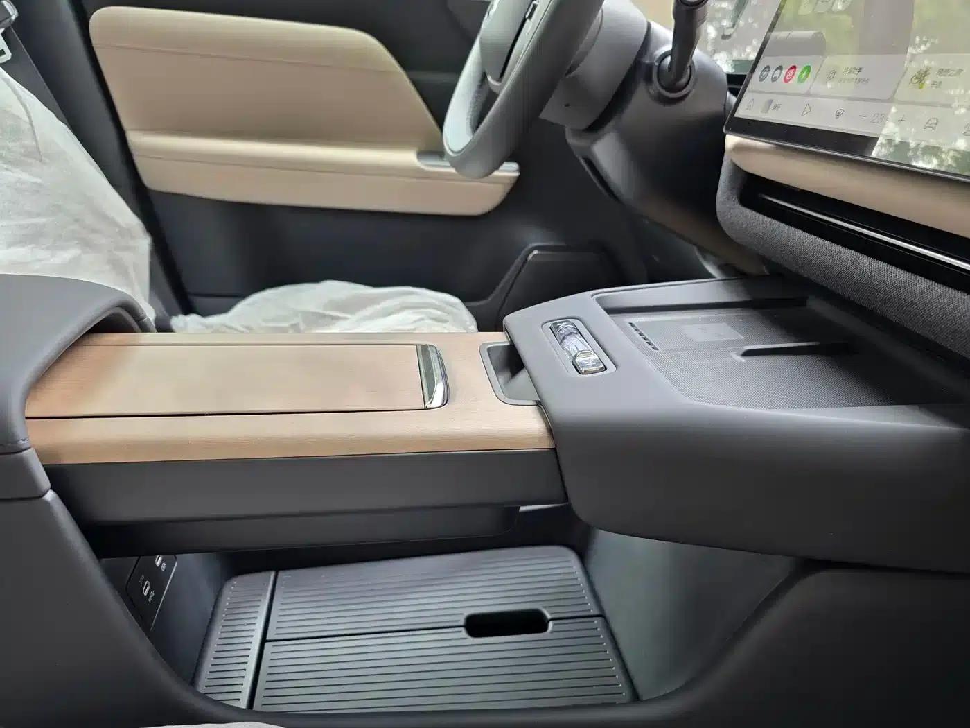 2026 Volvo XC70 Plug-in Hybrid, All-Wheel Drive, Long Range Core — миниатюра 12